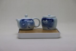 Juego de Té  en ceramica decorado en azul y blanco.